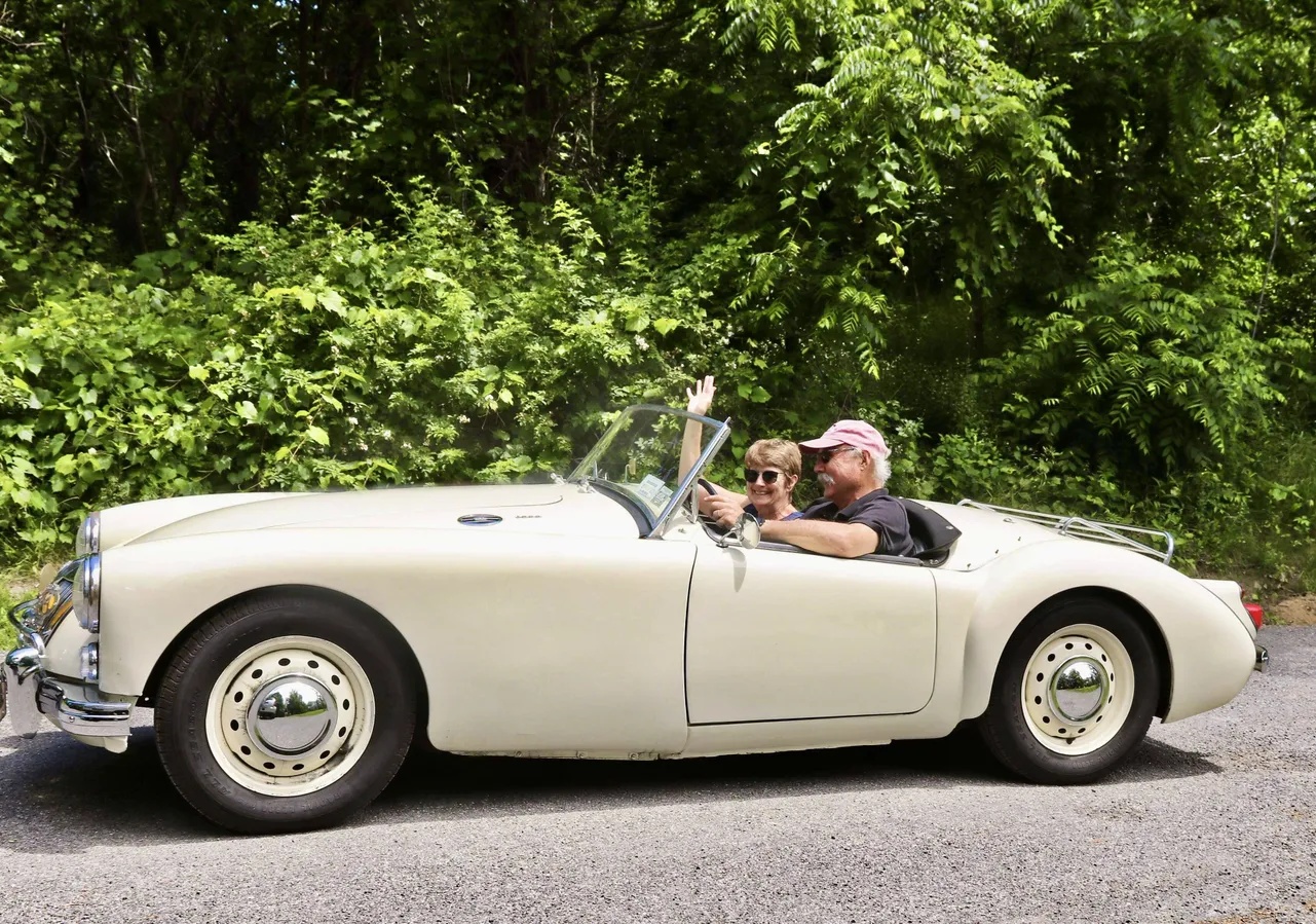 Mg-A-1960-White-Black