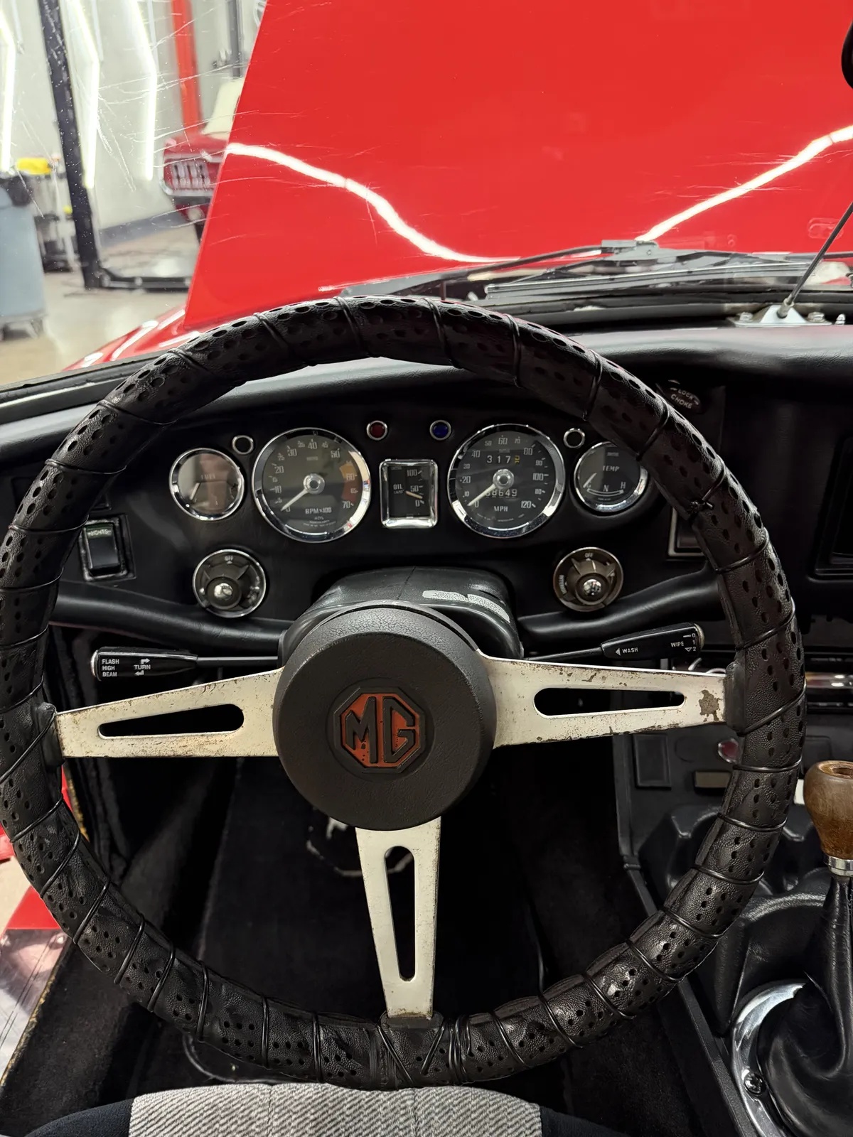 Mg-B-1973-Red-Black