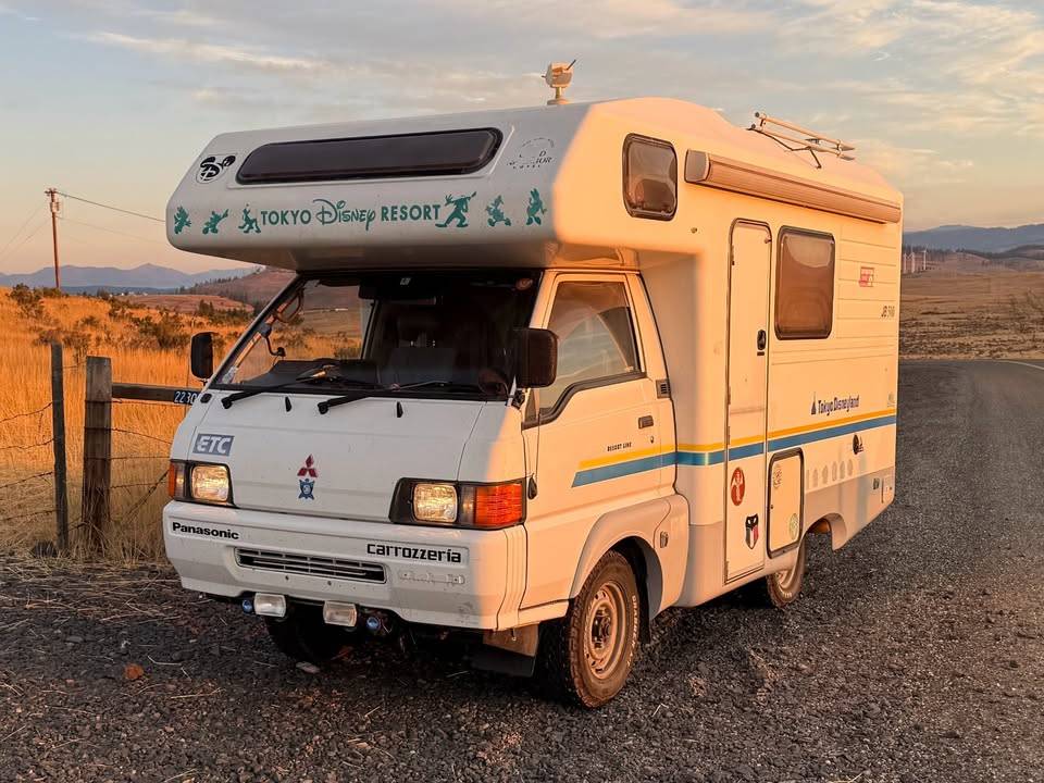 Mitsubishi-Delica-1995-yellow
