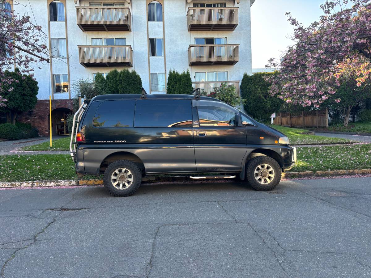 Mitsubishi-Delica-1996-black