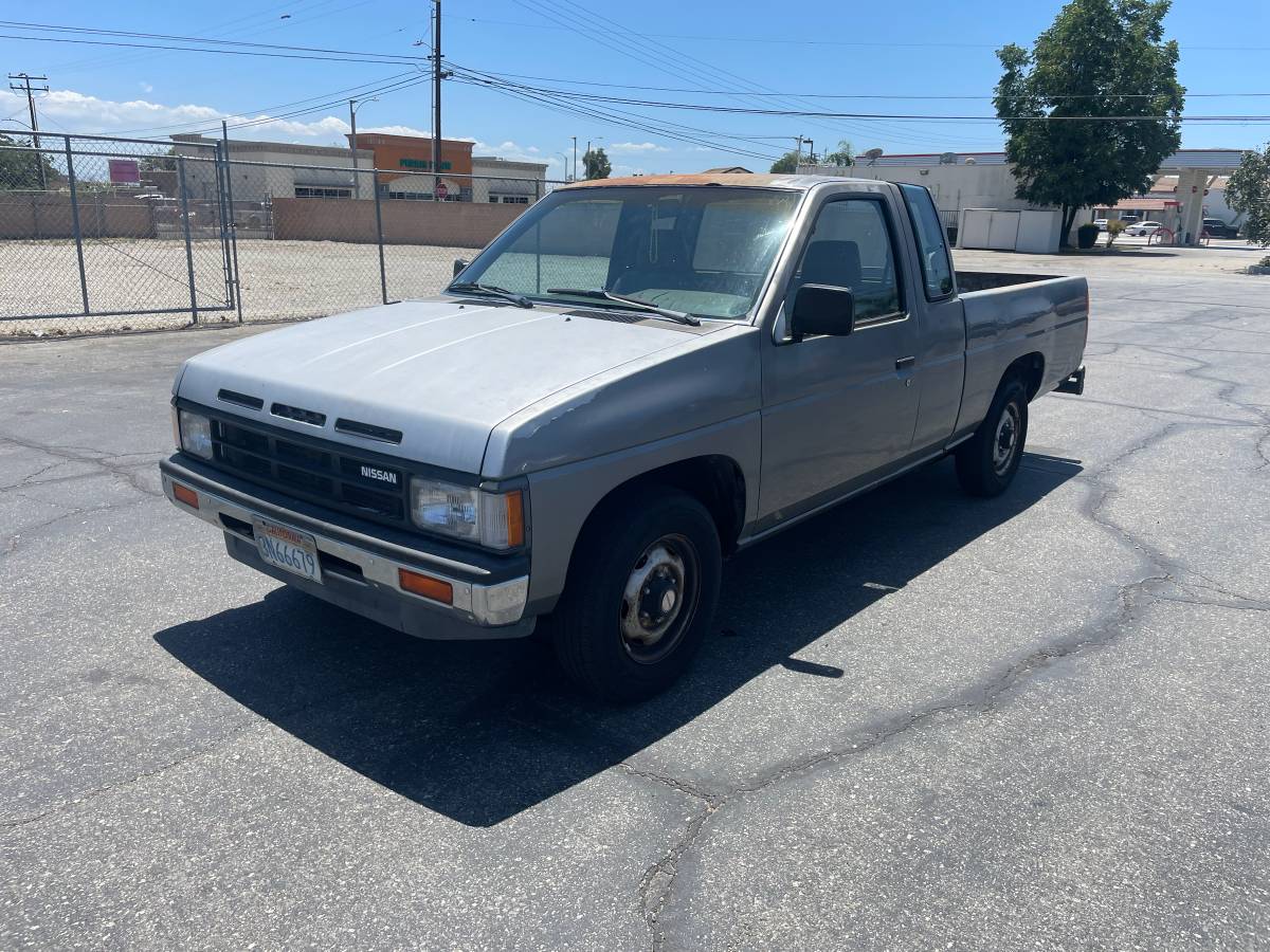 Nissan-D21-hardbody-1988-silver