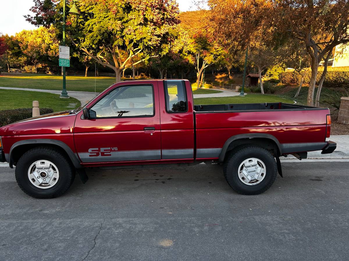 Nissan-D21-hardbody-1990-red