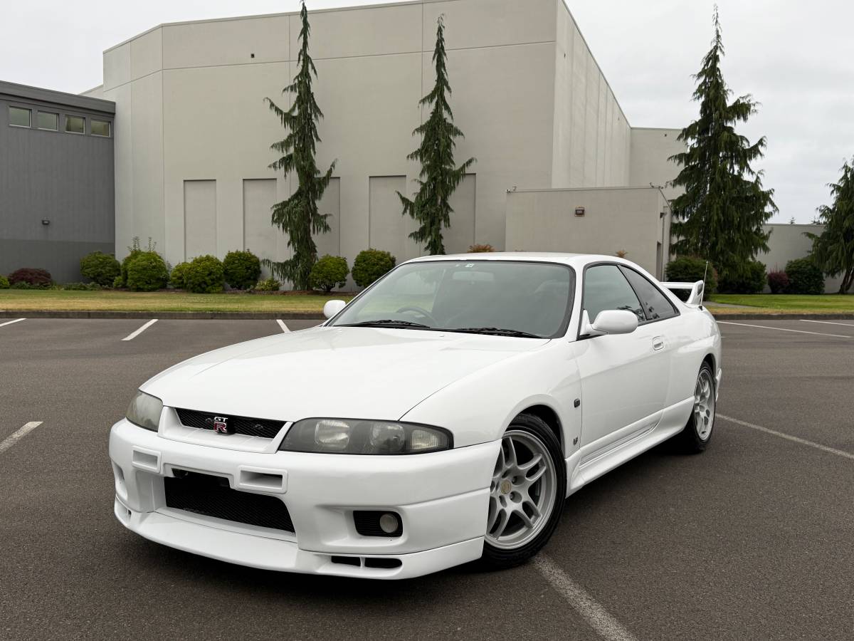 Nissan-Skyline-gt-r-1996-white