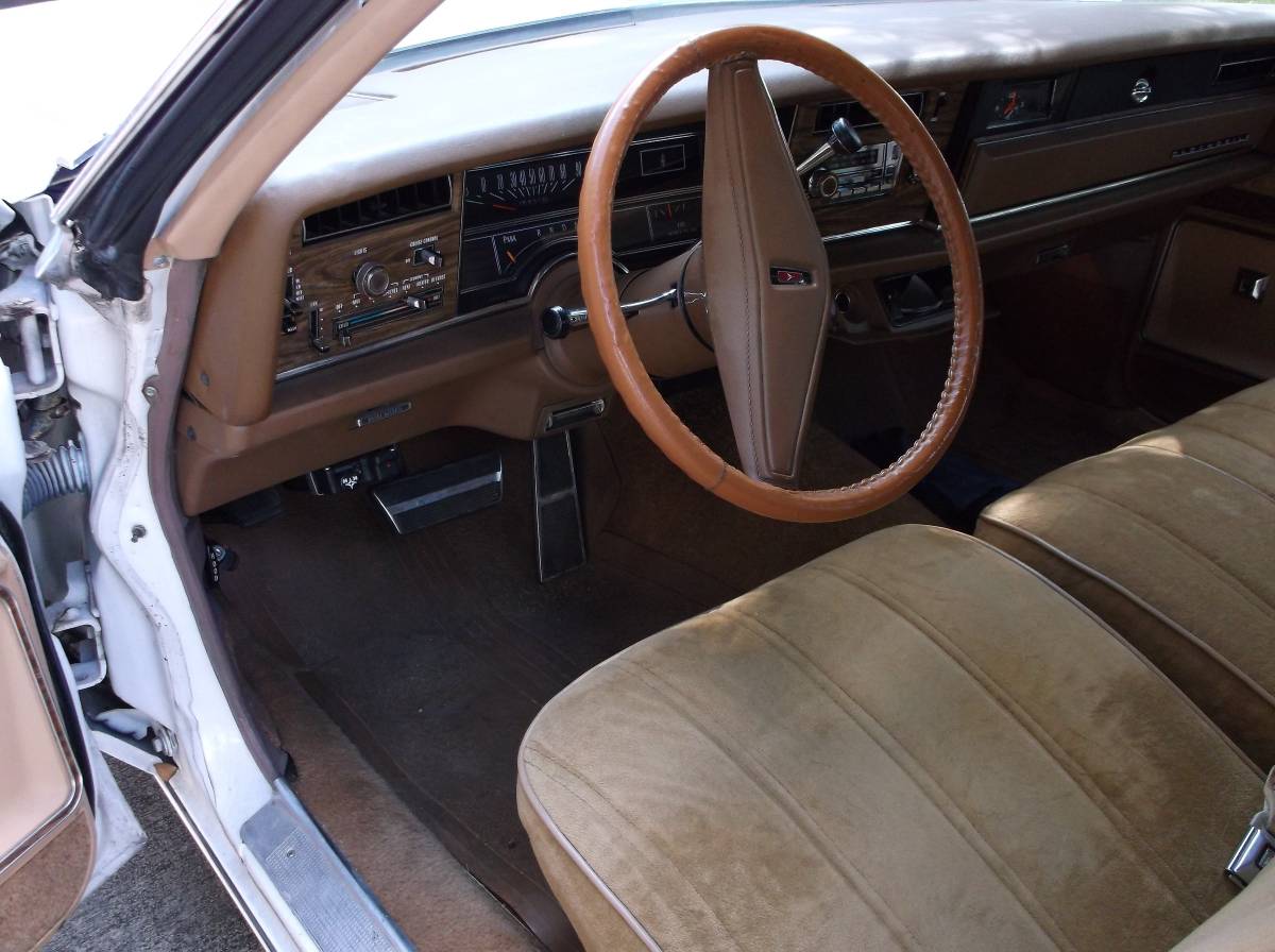Olds-delta-royale-1976-white