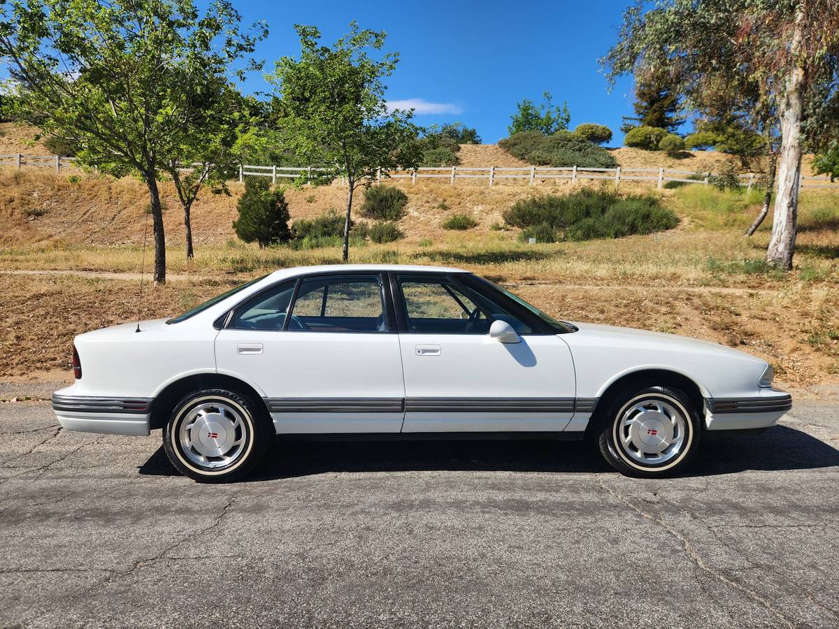Oldsmobile-88-1995-white