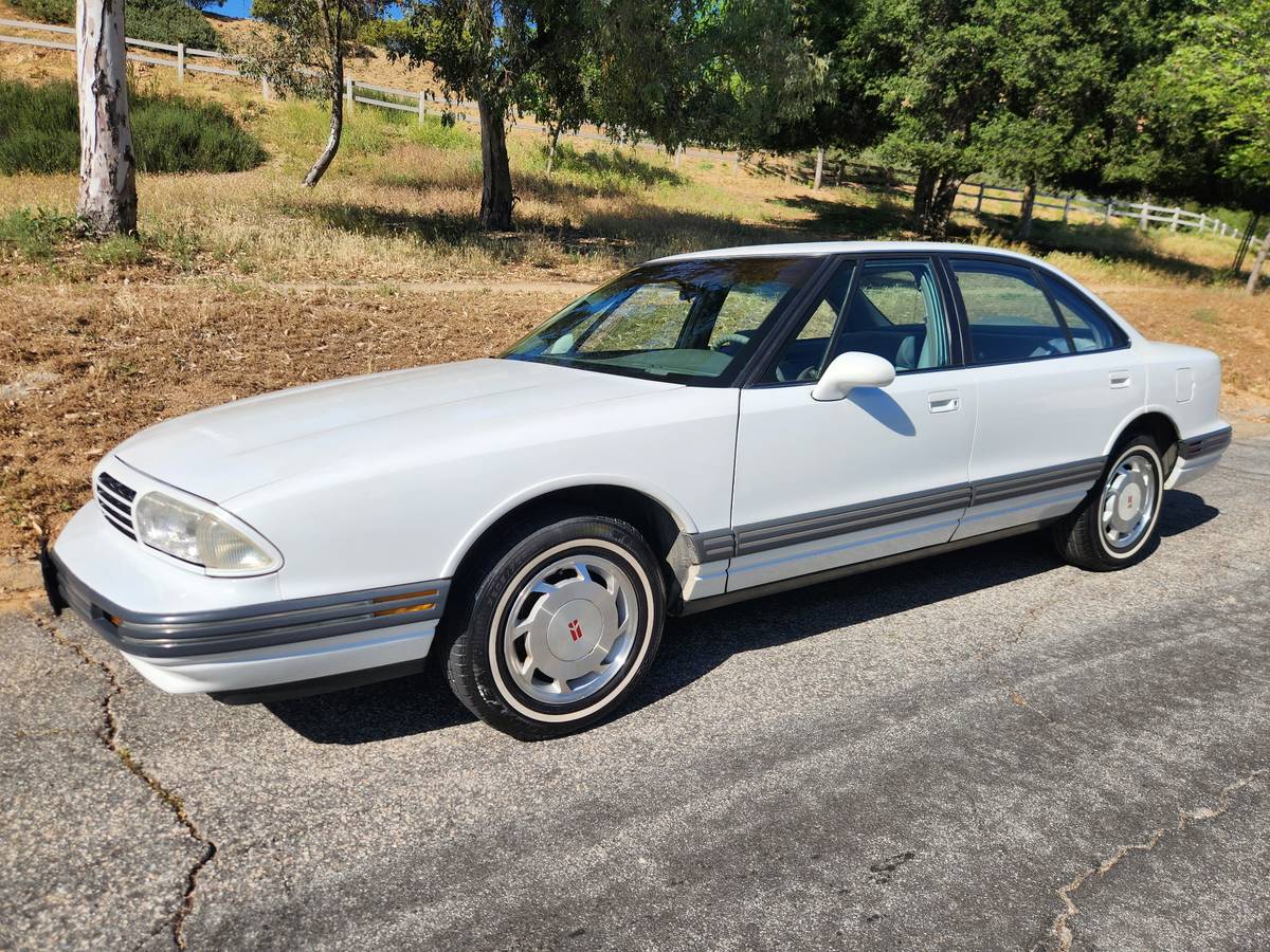 Oldsmobile-88-1995-white