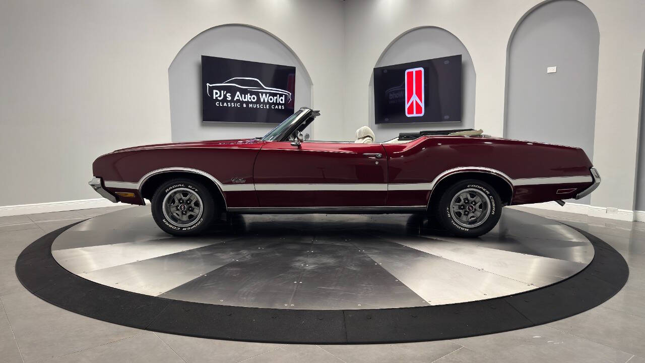 Oldsmobile-Cutlass-1972-Burgundy-Off-White
