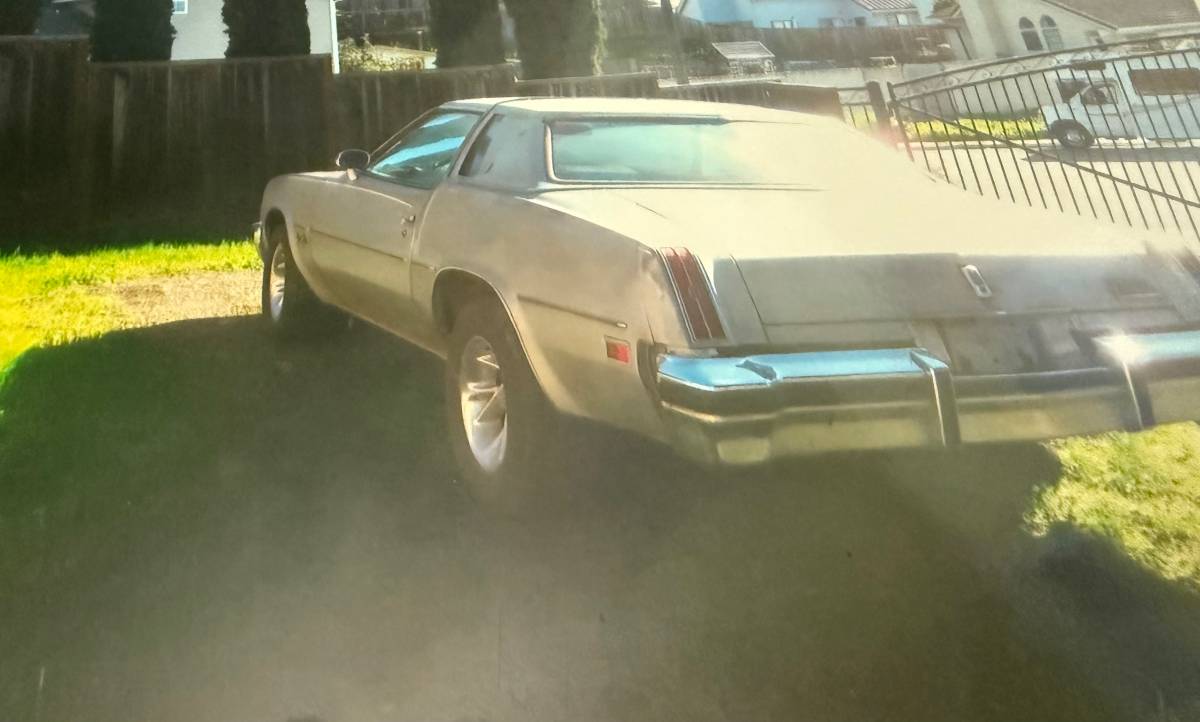 Oldsmobile-Cutlass-supreme-1976-silver