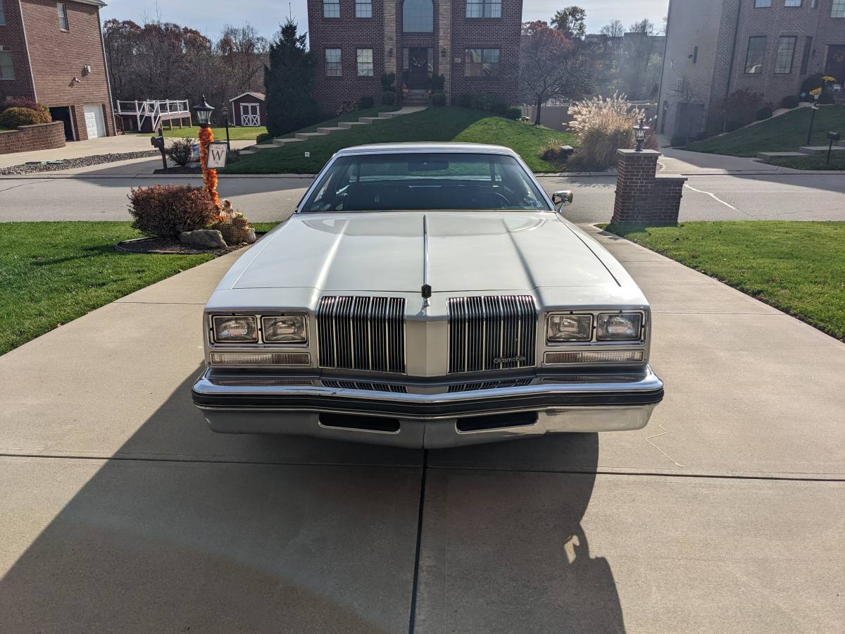 Oldsmobile-Cutlass-supreme-1977-silver