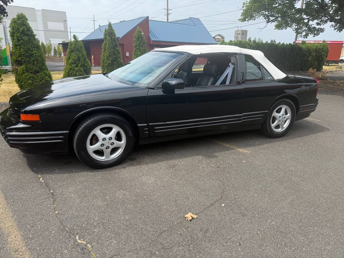 Oldsmobile-Cutlass-supreme-1994-black