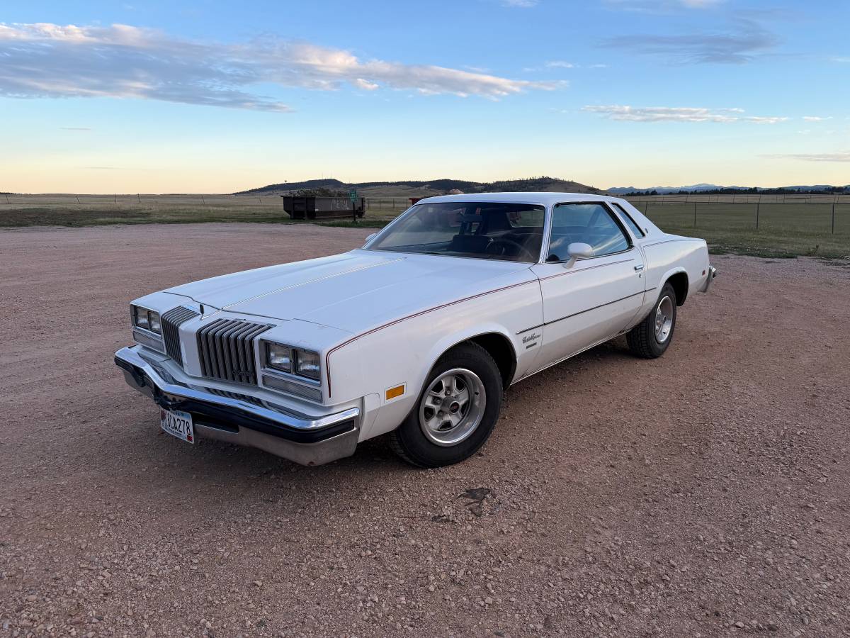 Oldsmobile-Cutlass-supreme-brougham-1976-white