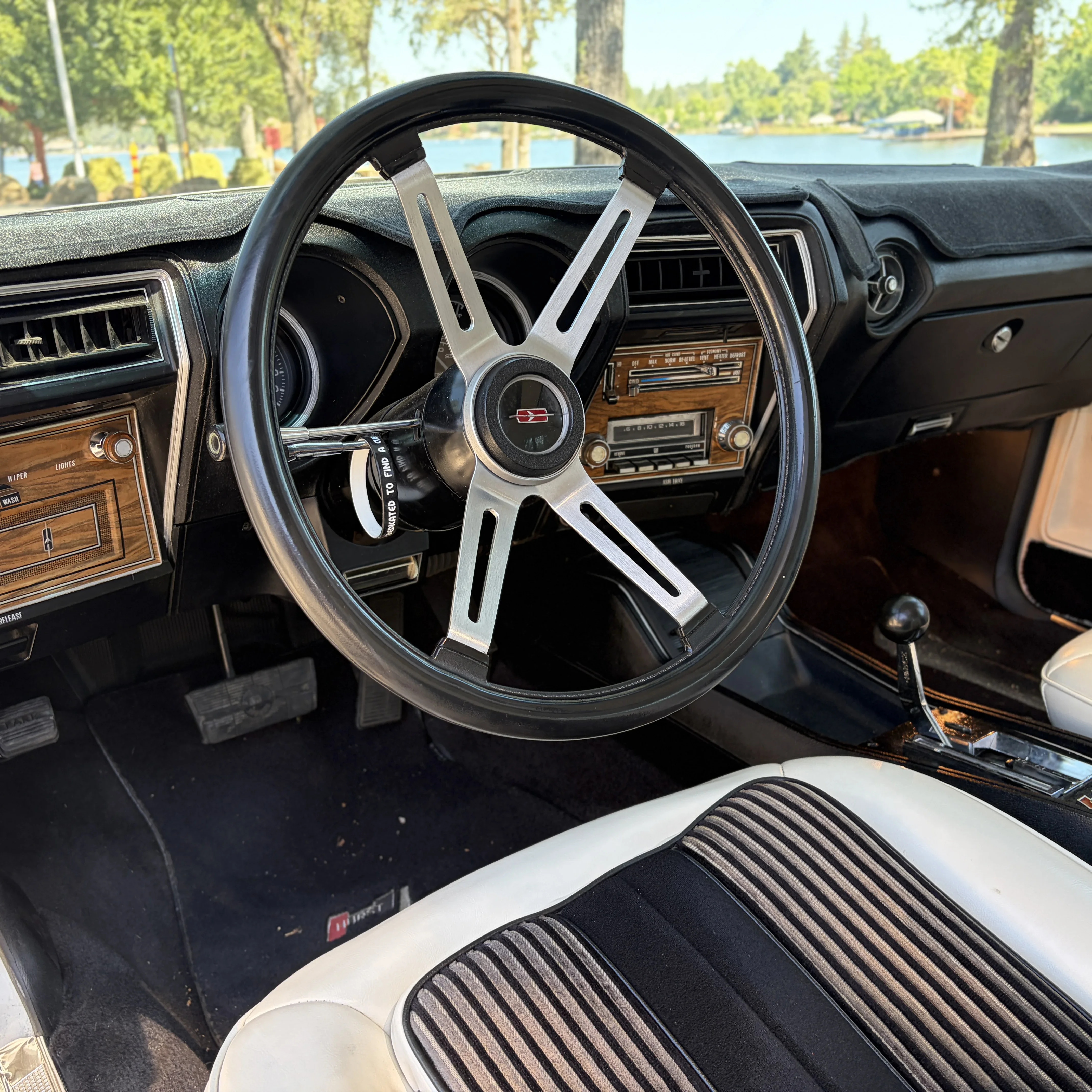 Oldsmobile-Cutlass-supreme-hurstolds-coupe-1975-White-Yellow