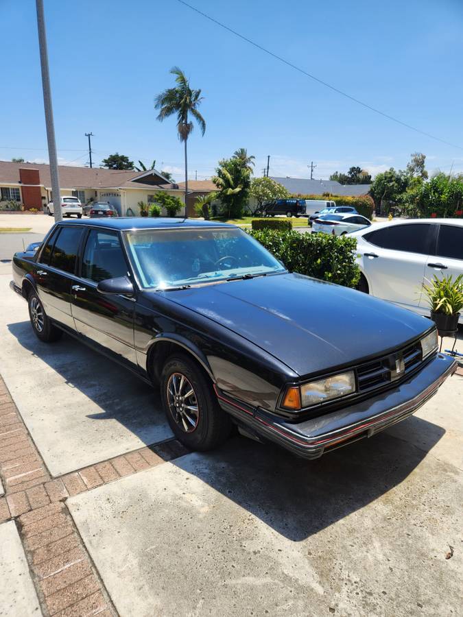Oldsmobile-Delta-88-1991-black