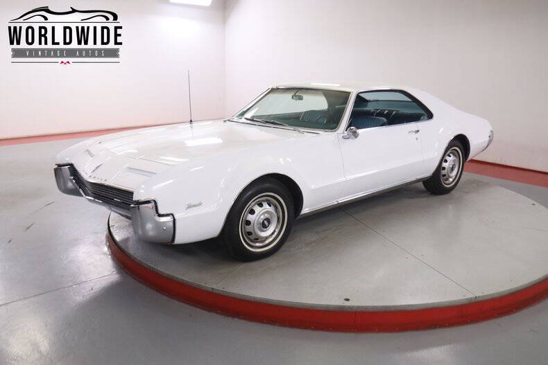 Oldsmobile-Toronado-1966-White-Teal