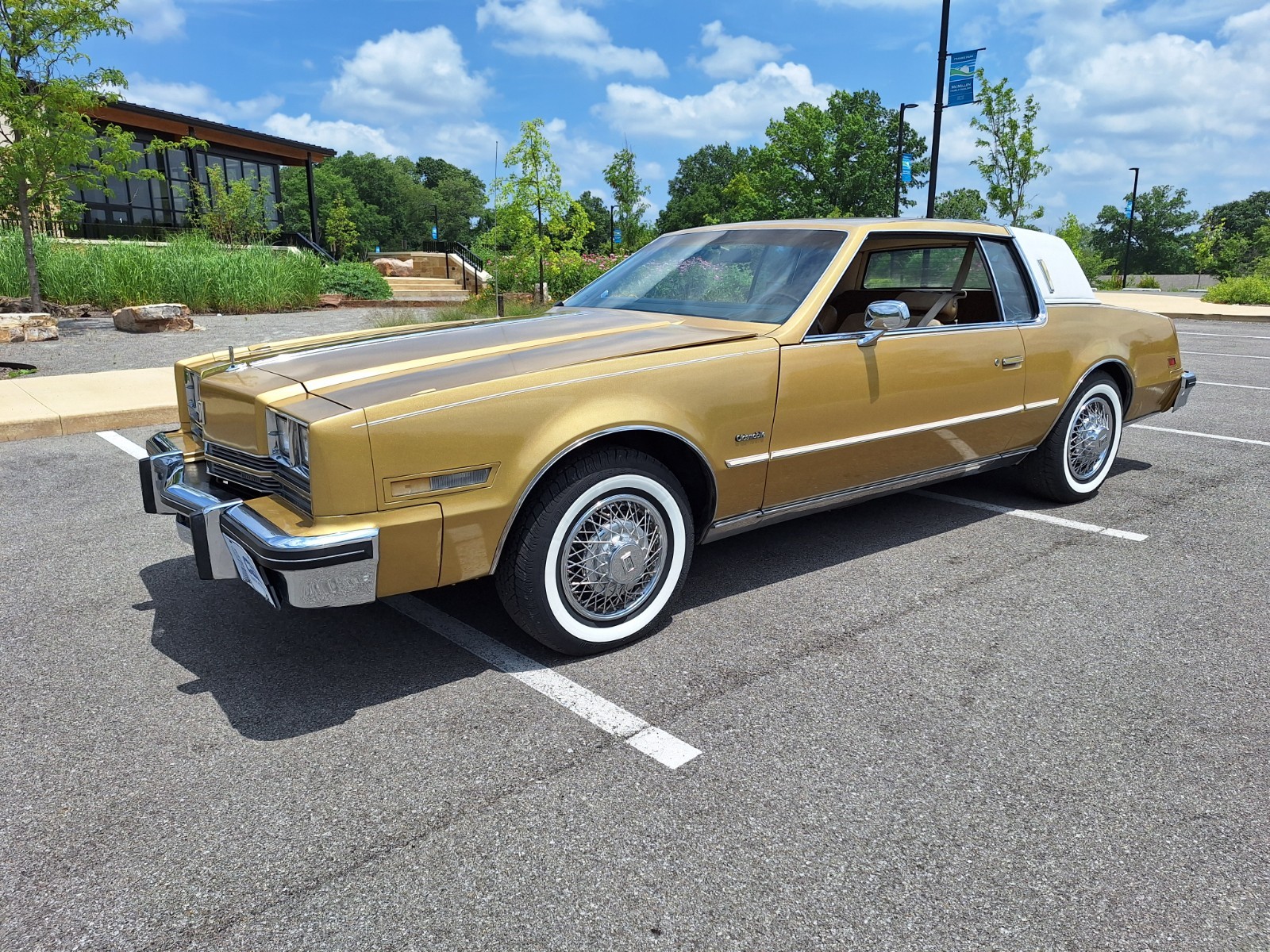 Oldsmobile-Toronado-1984-Coupe-Tan