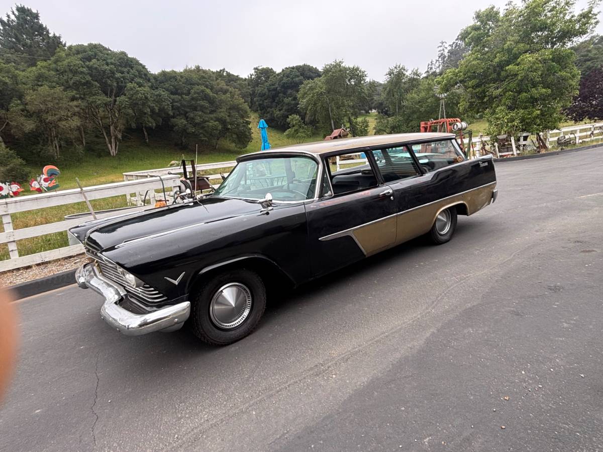 Plymouth-Custom-suburban-1957