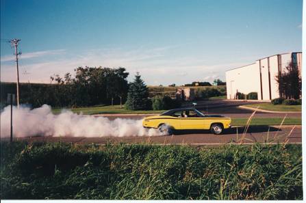 Plymouth-Duster-1971-yellow
