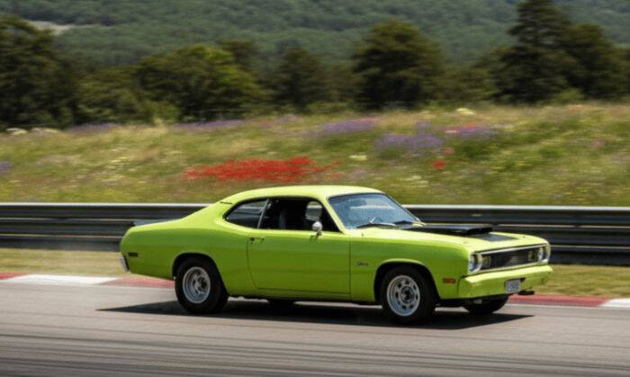 Plymouth-Duster-1975-Lemon-Lime-Green-Black-Stripes-Gray