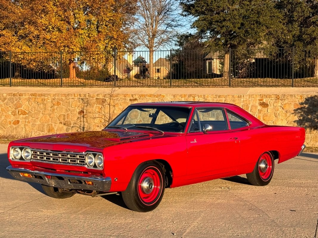 Plymouth-Road-Runner-1968-Black-and-Silver