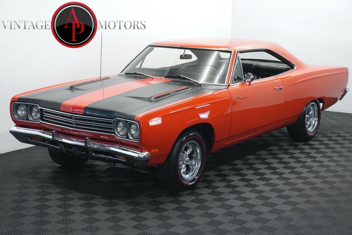 Plymouth-Road-Runner-1969-Black