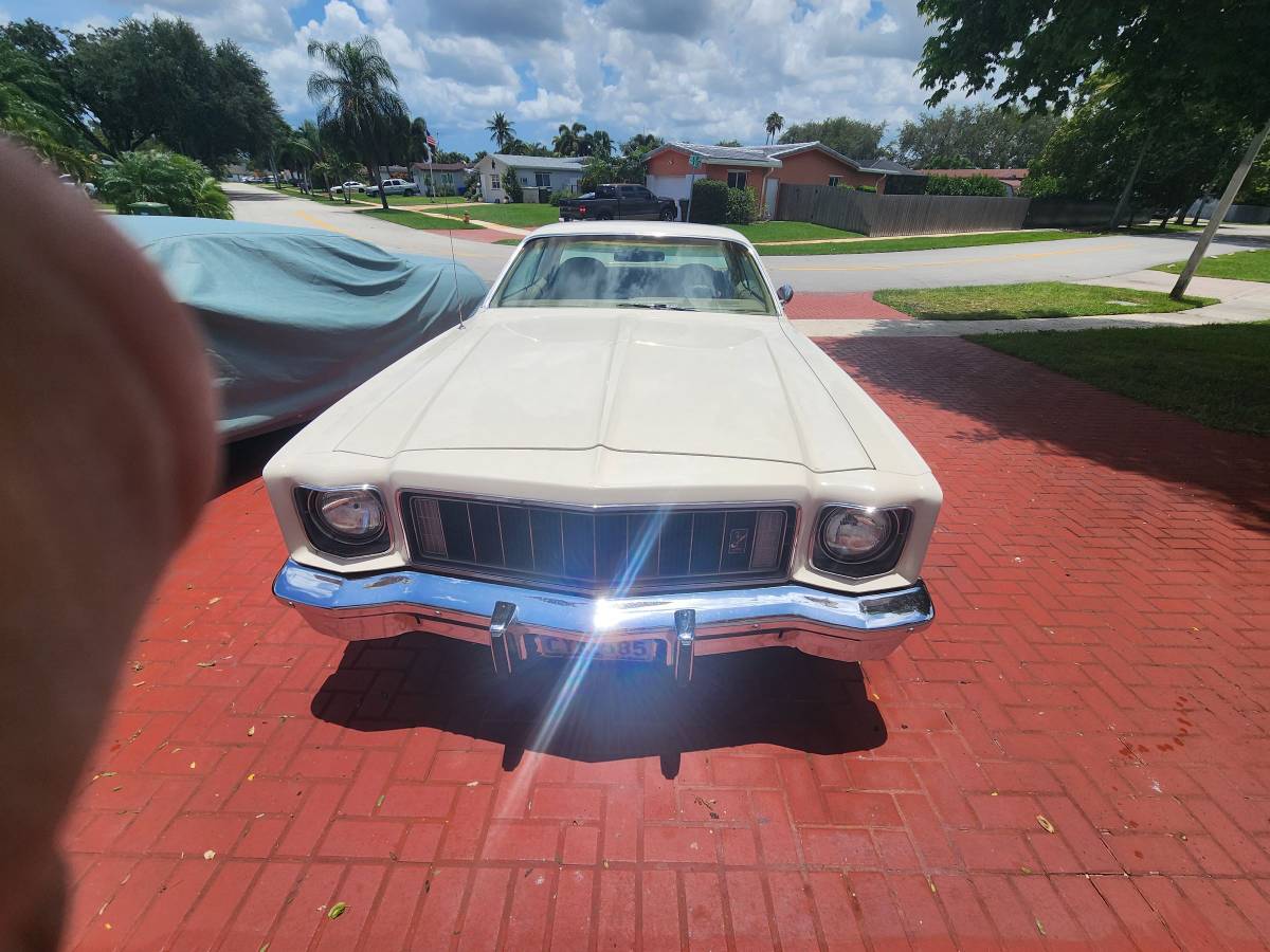 Plymouth-Roadrunner-1975-white