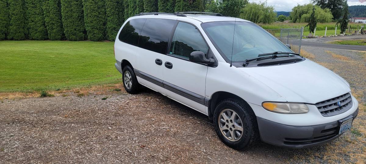 Plymouth-Se-voyager-1996-white