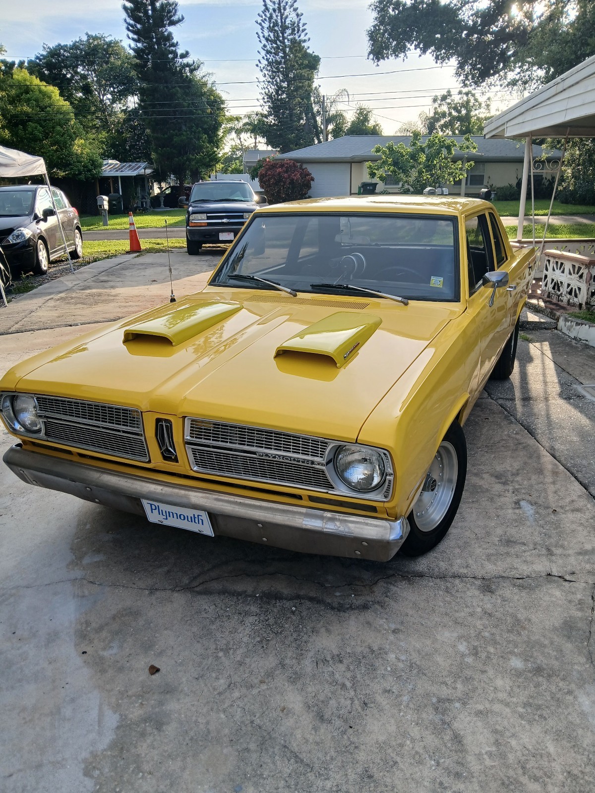 Plymouth-Valiant-5.6-1967-Sedan