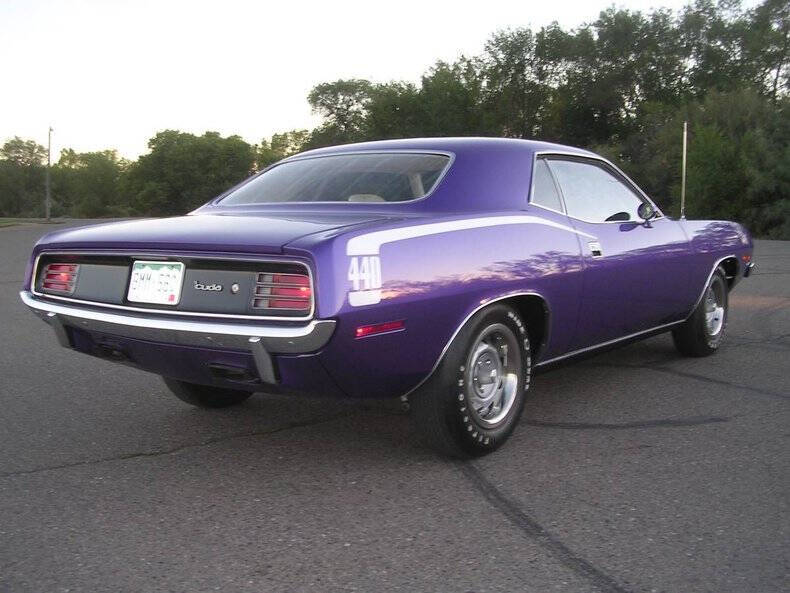 Plymouth-cuda-1970-High-Impact-In-Violet-Off-White