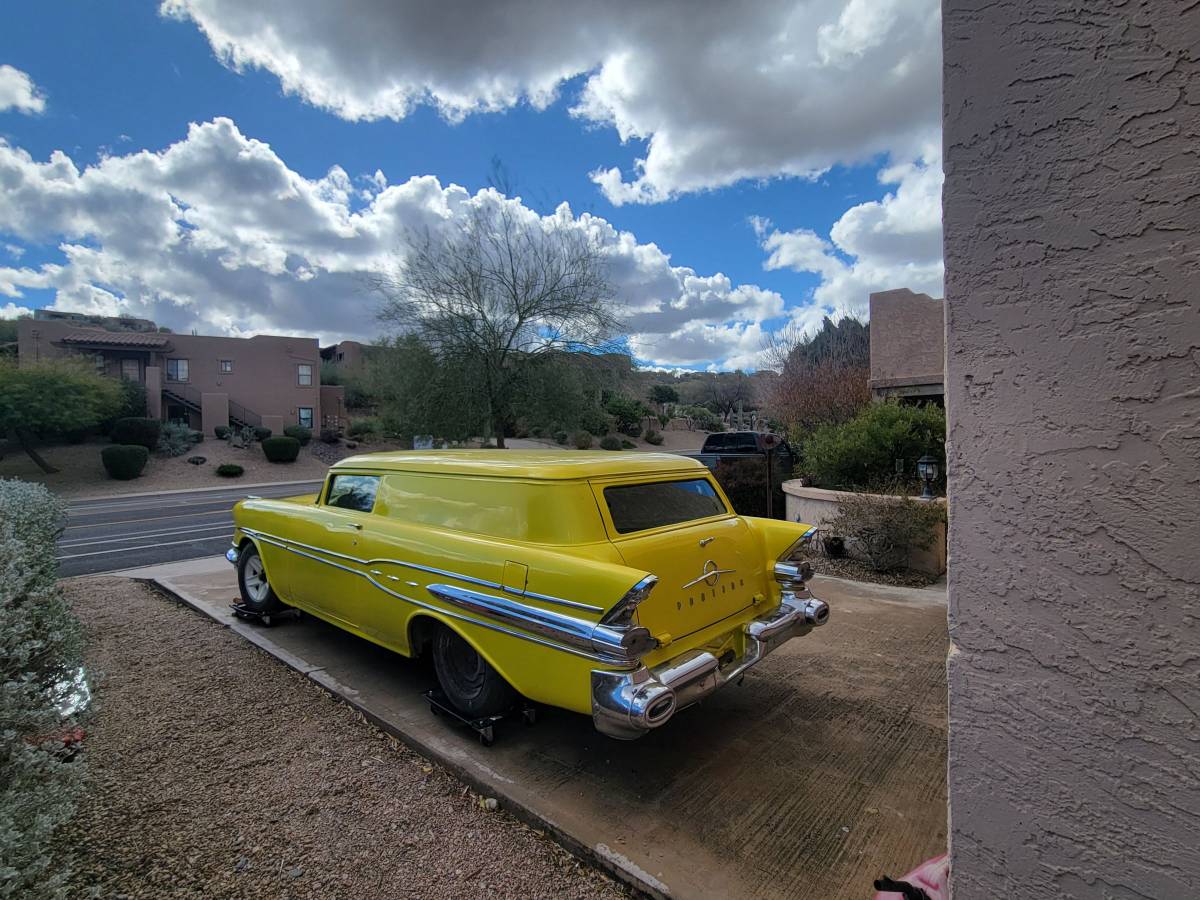Pontiac-.sedan-delivery-1957-yellow