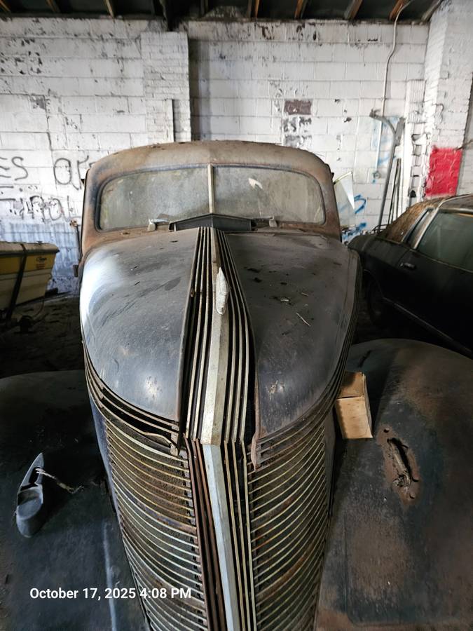 Pontiac-4-door-sedan-1937-black