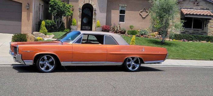 Pontiac-Bonneville-1964-Metallic-Malibu-SunsetMetallic-Champagne-Roof
