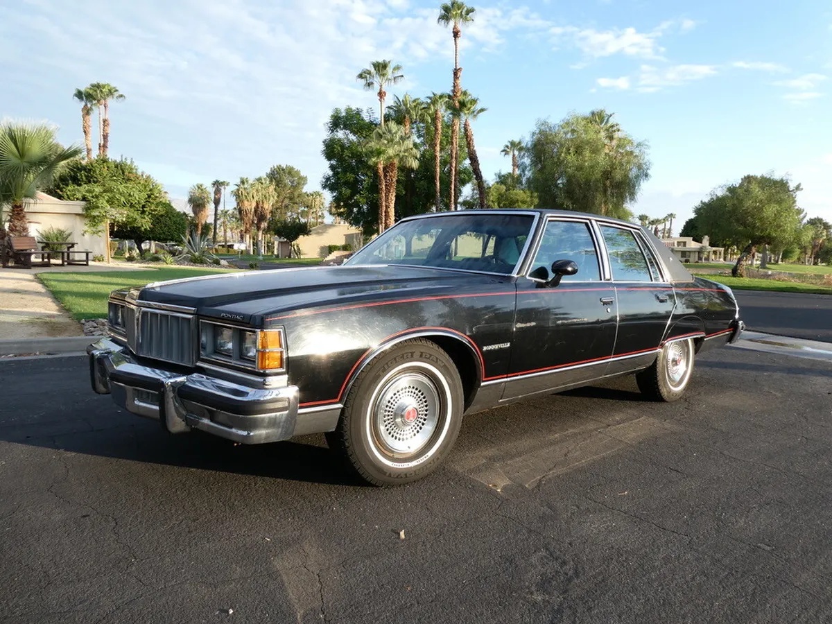 Pontiac-Bonneville-1978-Black-Black
