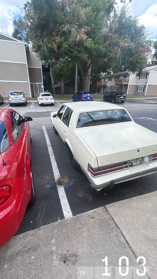 Pontiac-Bonneville-1984-white