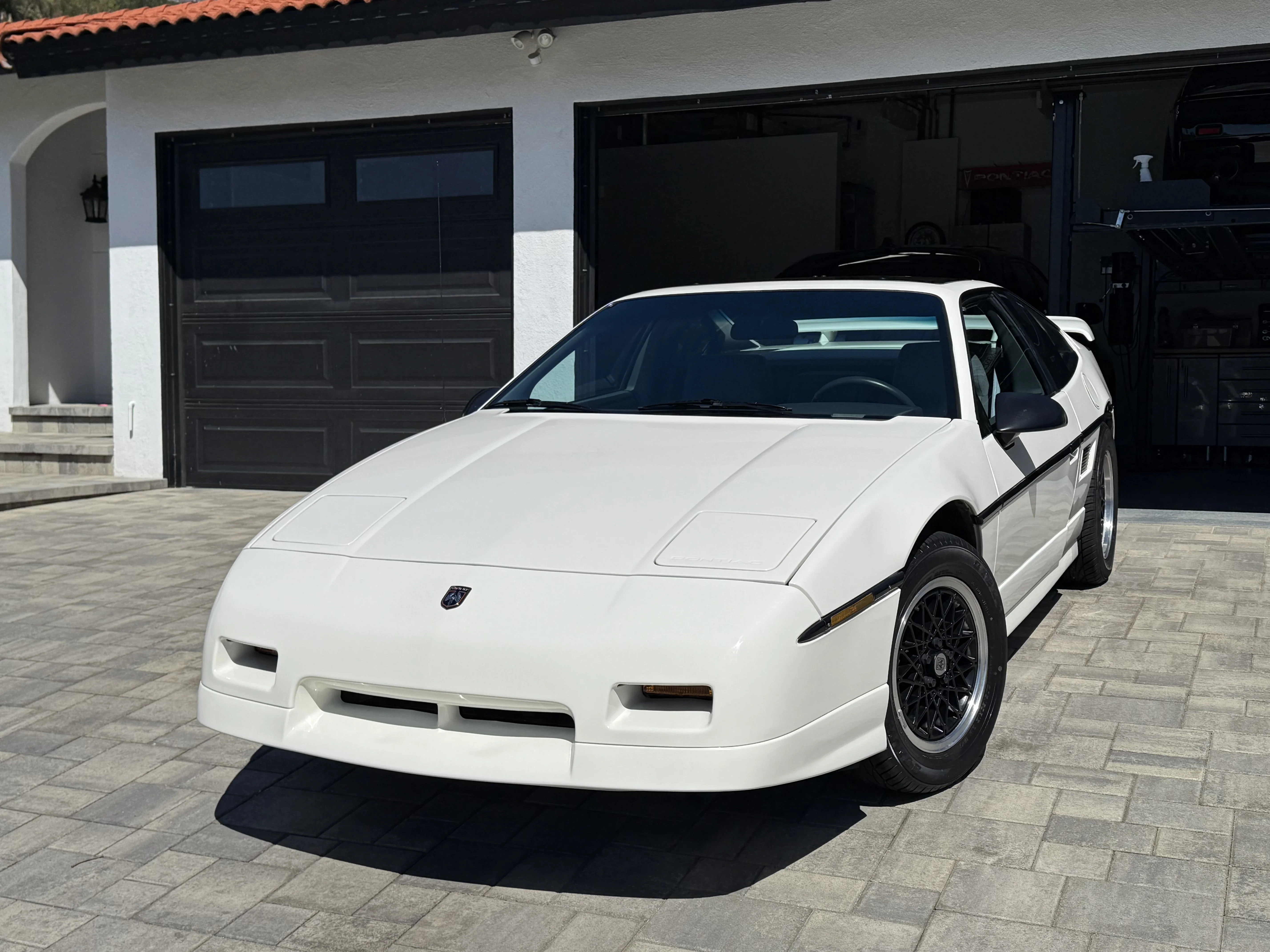 Pontiac-Fiero-gt-1988-White-Gray