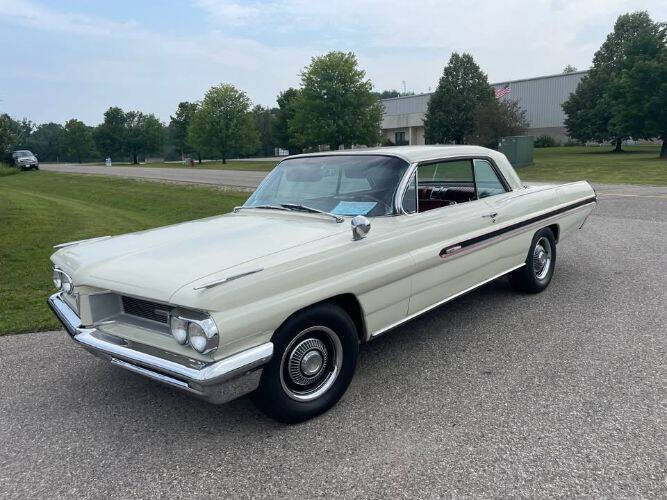 Pontiac-Grand-prix-1962-Off-White-Burgundy