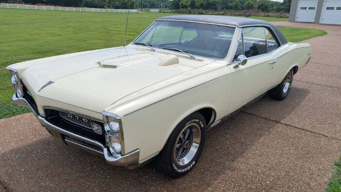 Pontiac-Gto-1967-Cameo-Ivory-White-Black-Vinyl-Top-Black