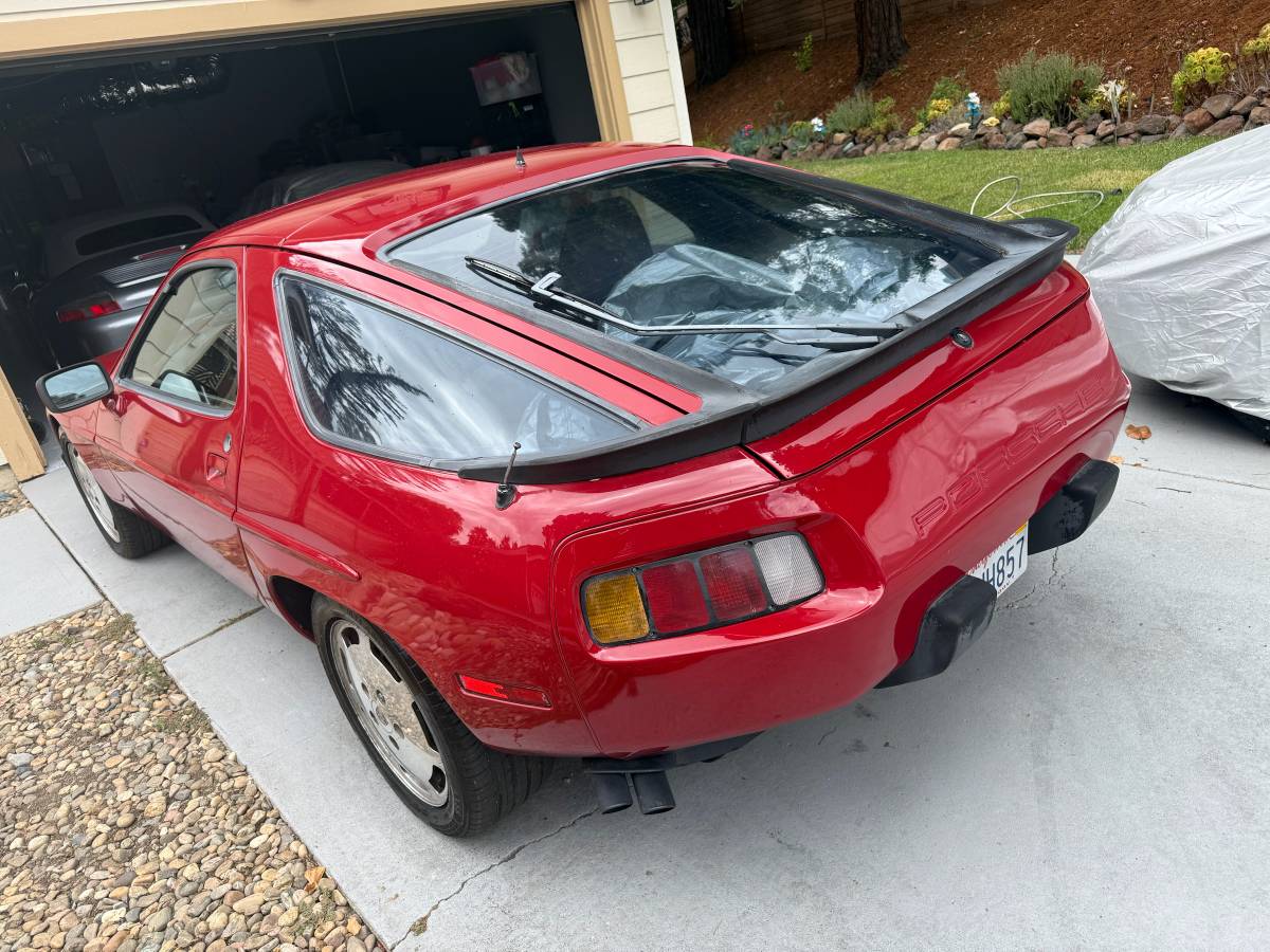 Porsche-928-1984-red