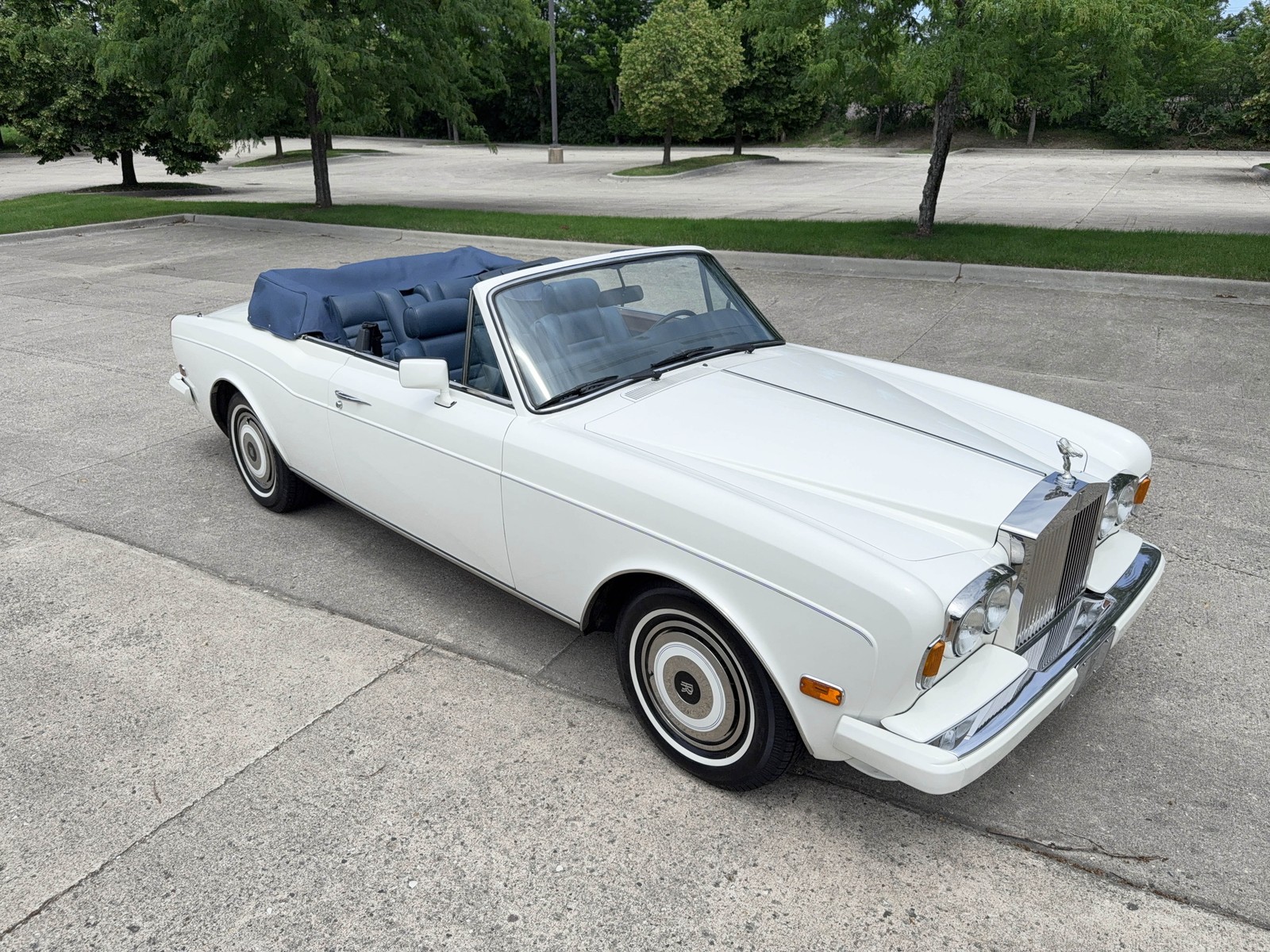Rolls-Royce-Corniche-1989-Convertible-Surf-blue-Connolly-hides-with-dk-blue-accents