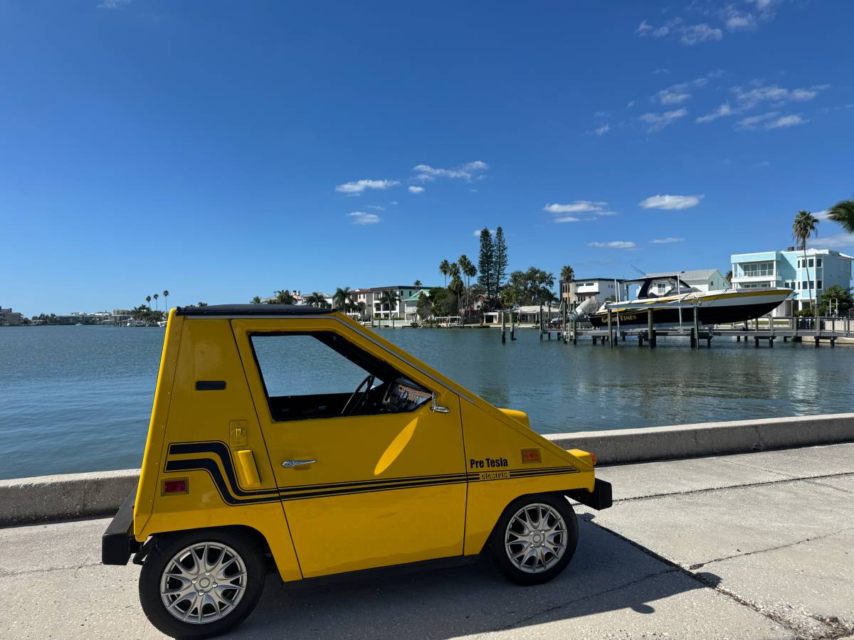 Sebring-vanguard-1979-yellow