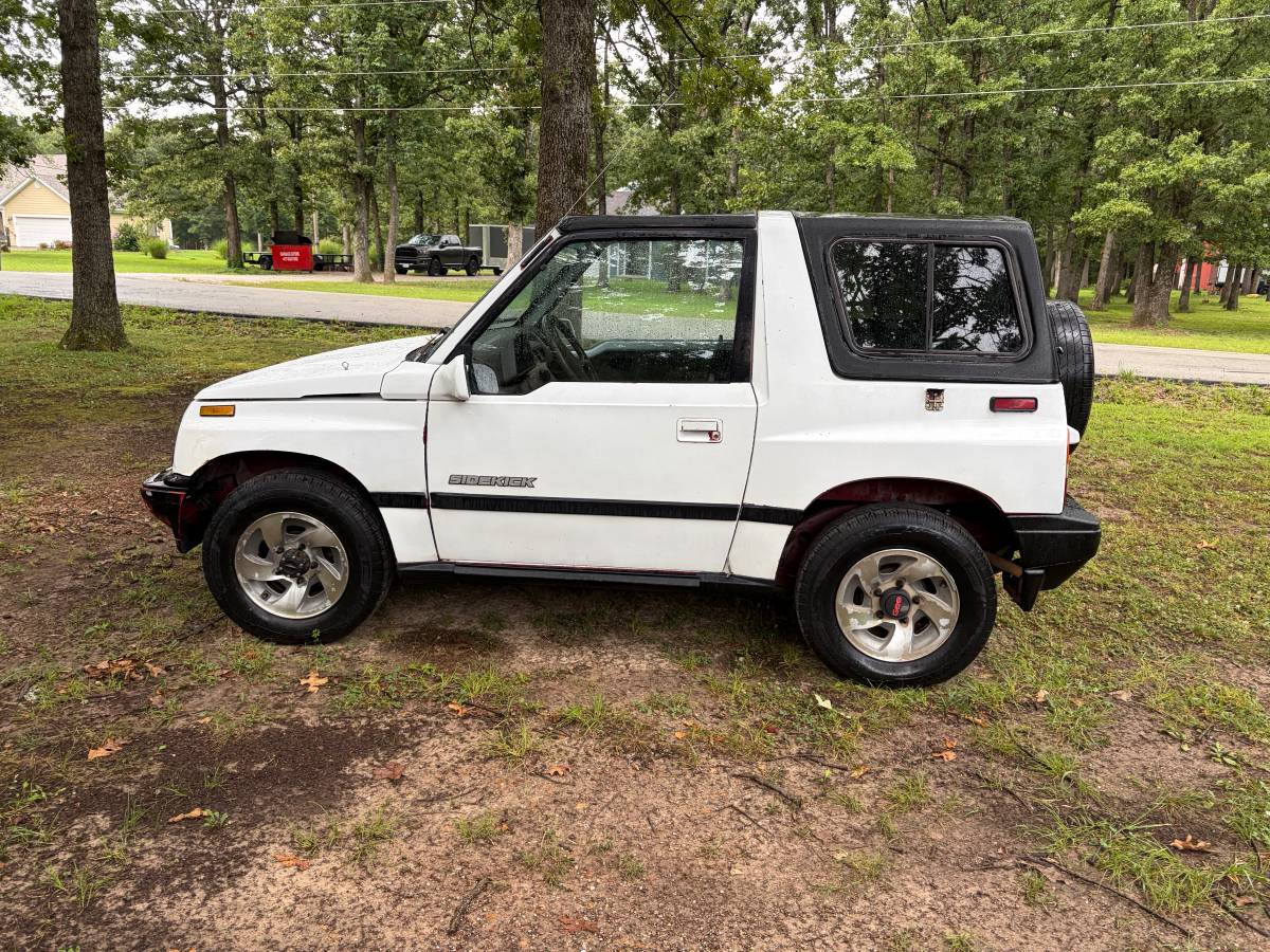 Suzuki-sidekick-1989-white