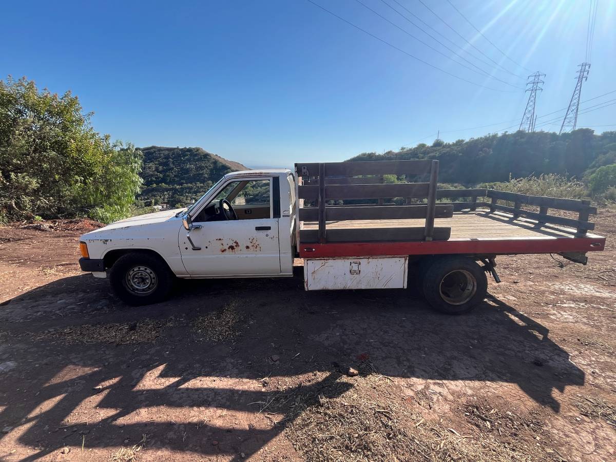 Toyota-1-ton-22r-1984-white
