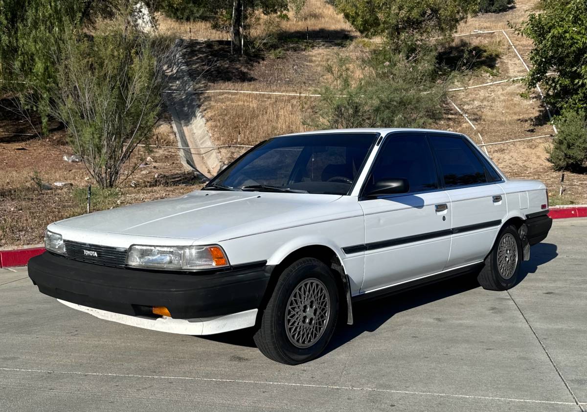 Toyota-Camry-1989-white