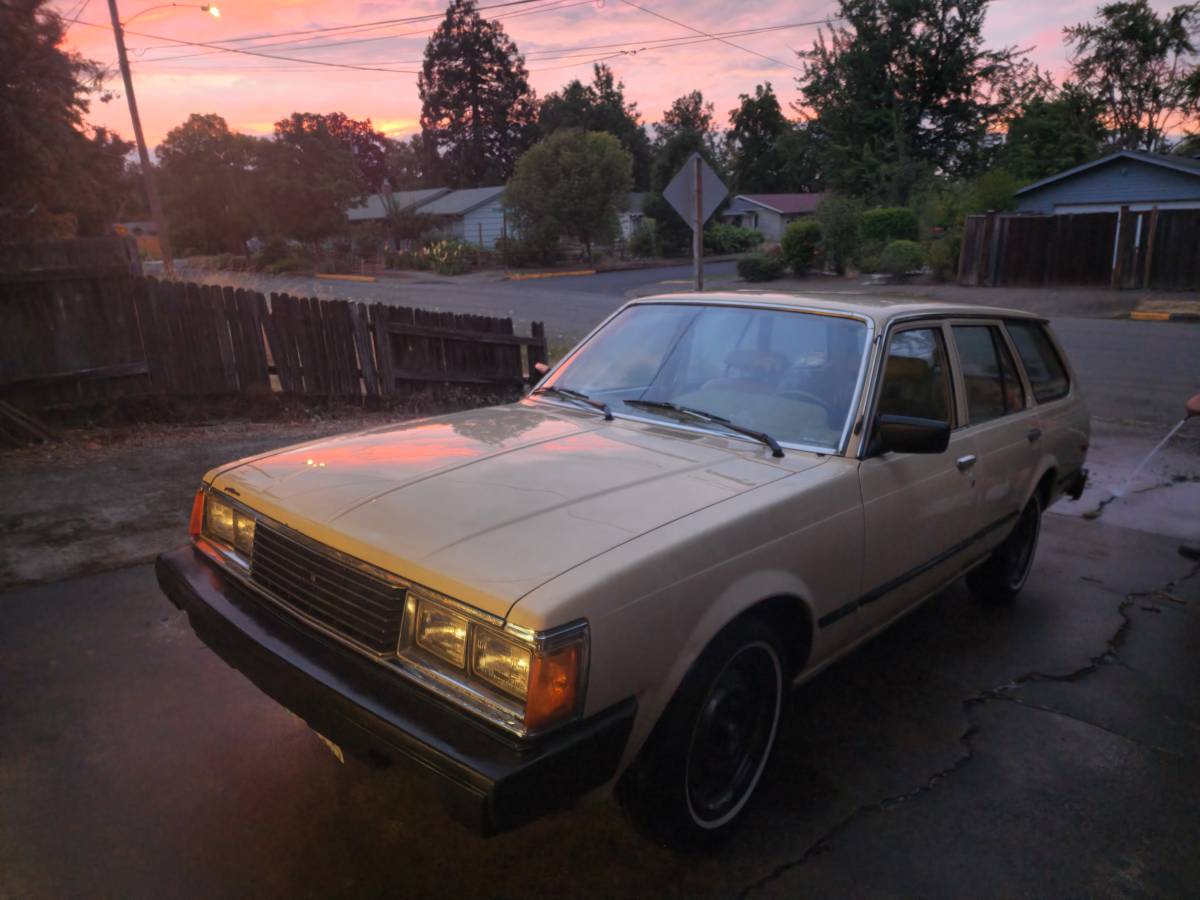 Toyota-Corona-1982-yellow