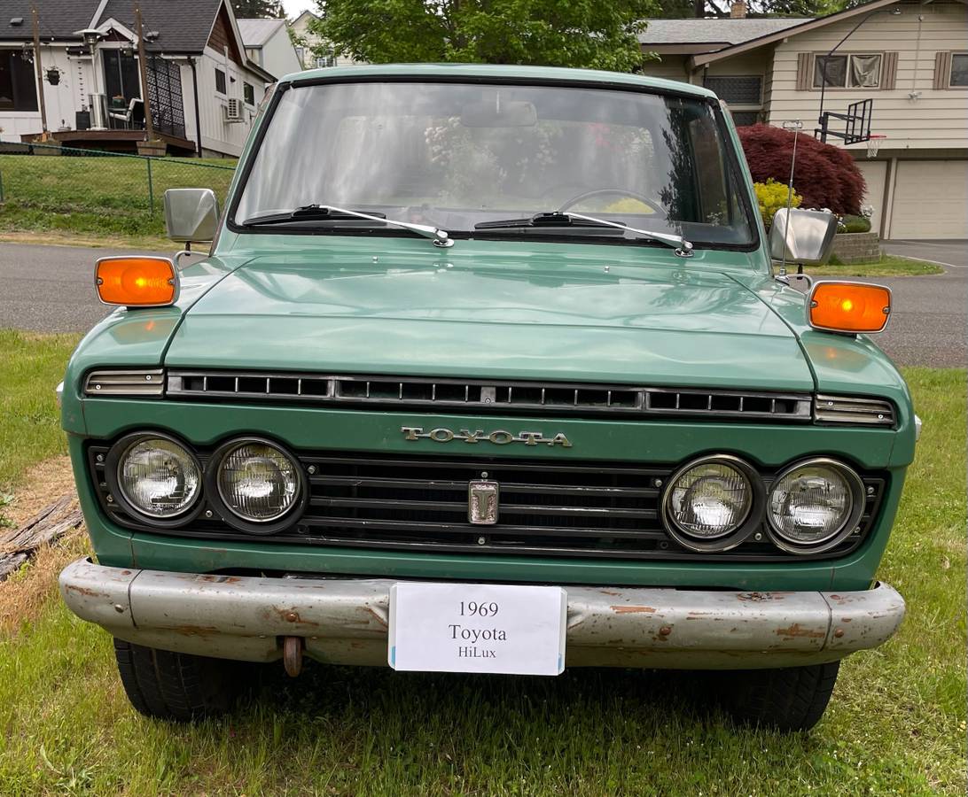 Toyota-Hilux-truck-1969-green