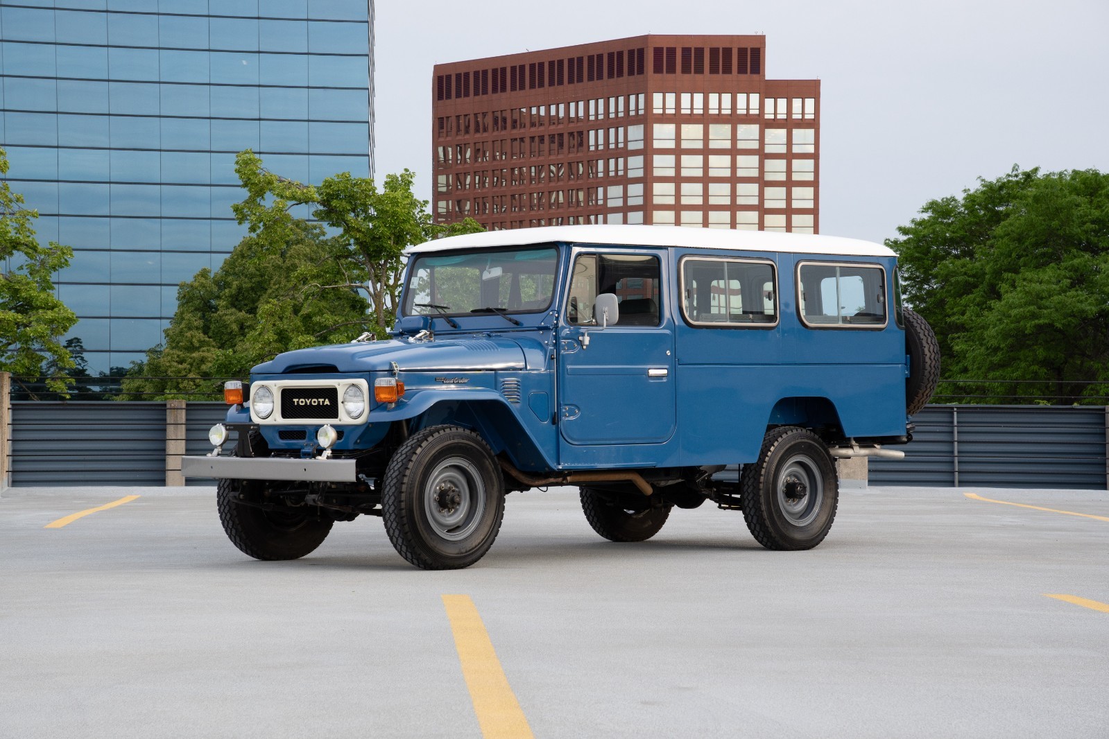 Toyota-Land-Cruiser-1983-SUV-Gray