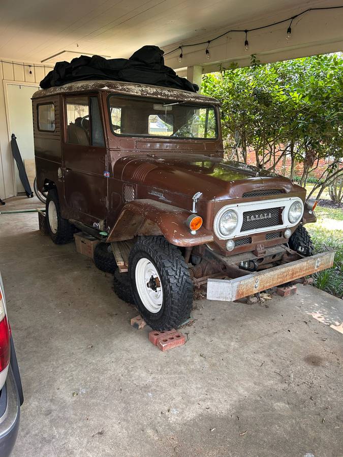 Toyota-Land-cruiser-1966-brown