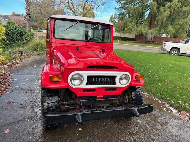 Toyota-Land-cruiser-1970-red