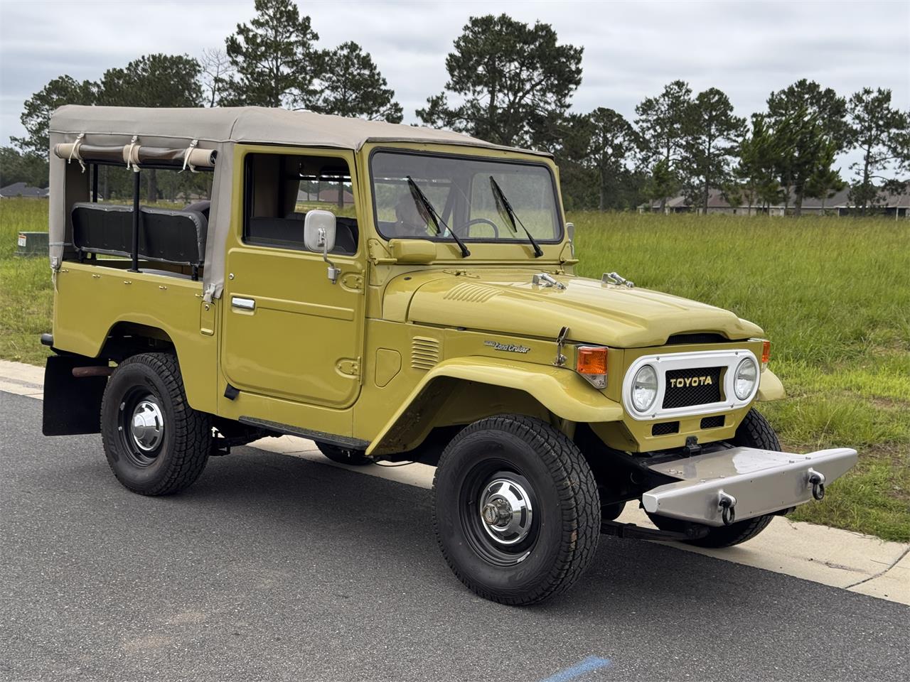 Toyota-Land-cruiser-1977-Yellow-Gray