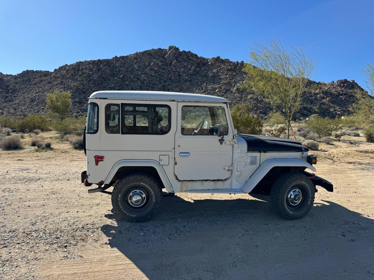 Toyota-Land-cruiser-1982-white