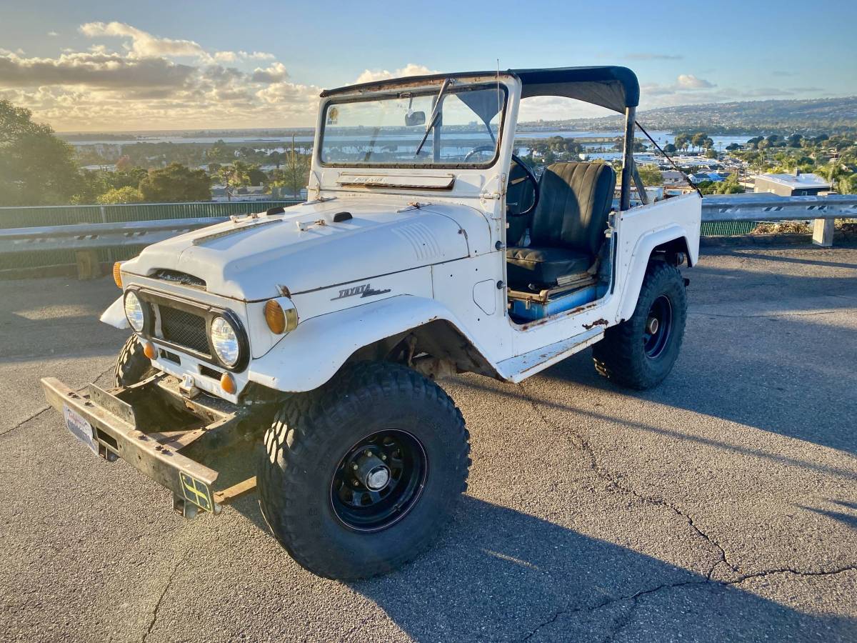 Toyota-Land-cruiser-fj40-1967-white